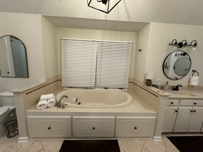 jetted tub - 3912 Faculty Dr