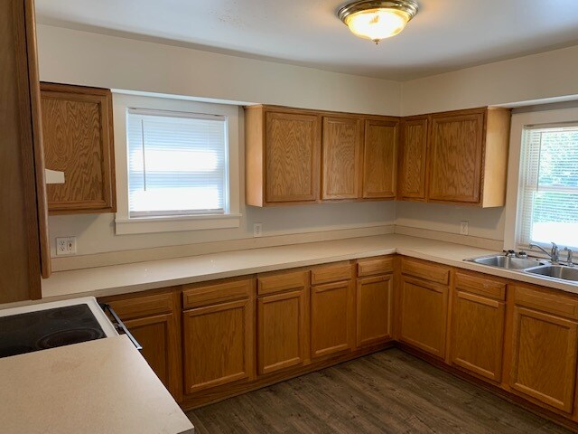 Building Photo - 544 Spicer St