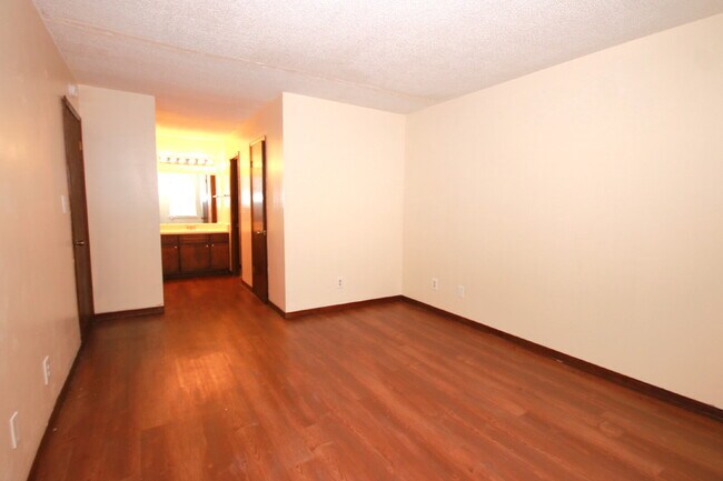 Building Photo - Spacious 2 Bedroom Rental Near Mobile Hwy ...