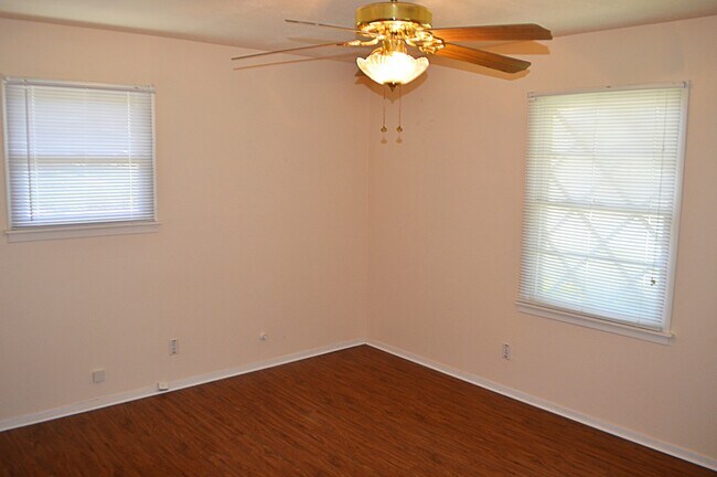 Building Photo - Charming Home In Waverly Park Addition