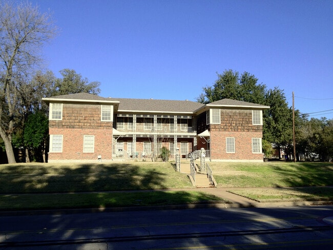 Building Photo - Apartment *Upstairs* Leasing Special Avail...