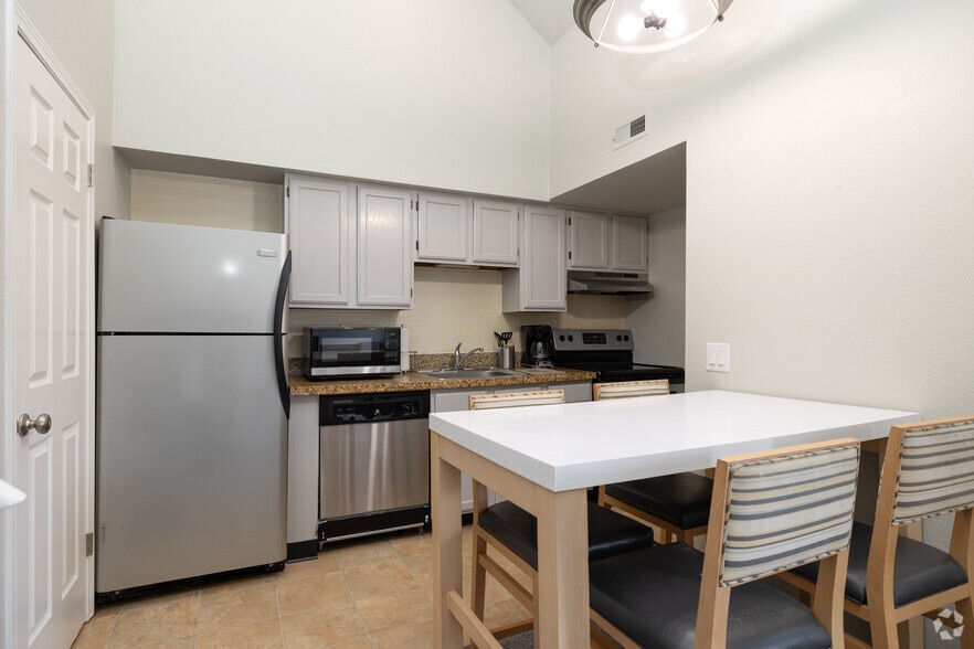 2BR, 2BA - 775SF - Kitchen - The Haven at Academy