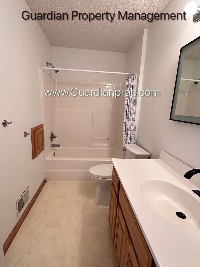 Building Photo - Minnetonka Home, 3 Car Garage, Large Primary, Updated Kitchen, Patio