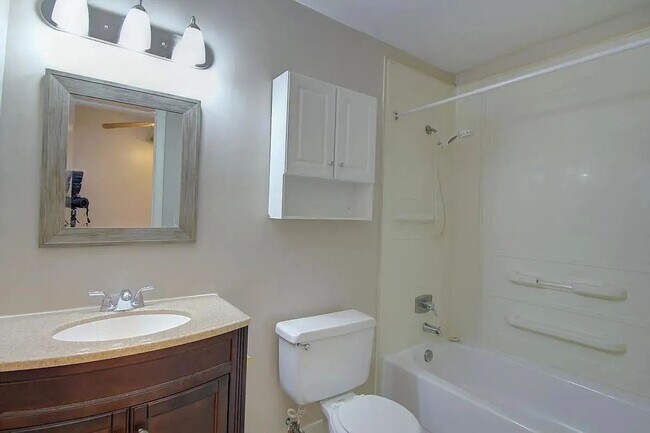 Building Photo - 5946 Greenview Rd