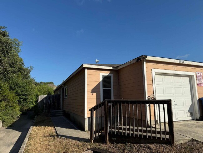 Primary Photo - Gorgeous 2 Bed/2 Bath Duplex in North West SA