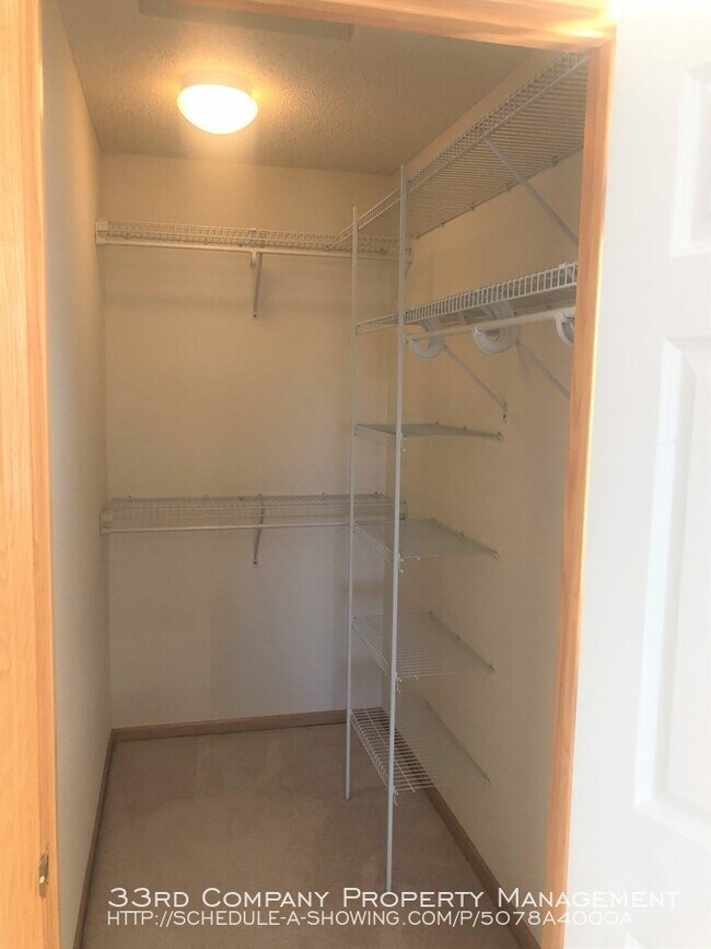 Building Photo - Woodbury 3 Bedroom End Unit Townhome!