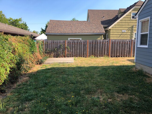 Building Photo - 2 Bed/1 Bath Bungalow in Downtown McMinnville