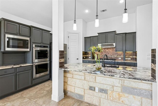 Building Photo - 404 Highland Village Dr