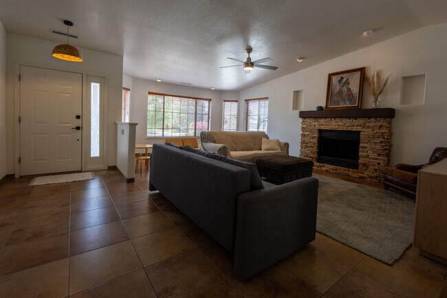 Building Photo - 7313 E Wren Dr