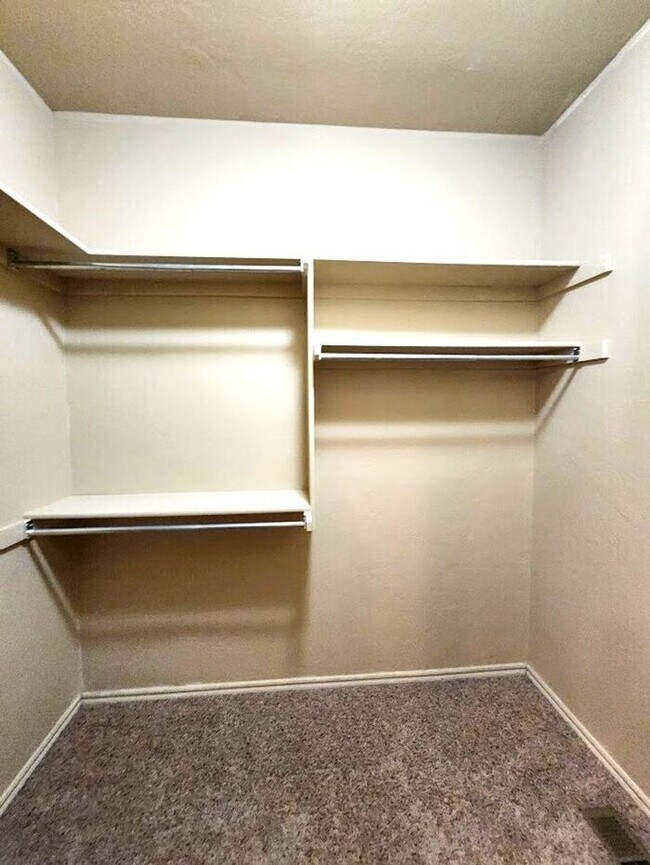 Building Photo - 4 Bed 2 Bath 2 Car Duplex in the Oxford Park Addition in Edmond