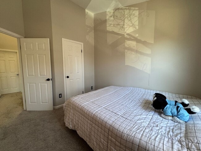 Building Photo - Gorgeous 3 Bed 2/2 Bath Interior Townhome In Little Rocky Run