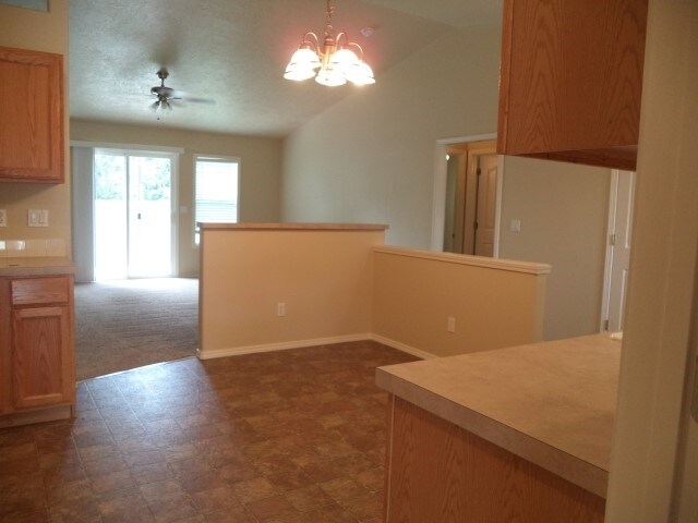 Building Photo - 814 W Oakmont Avenue