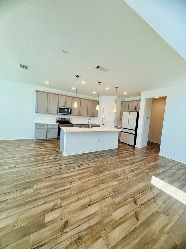 Building Photo - 15826 Dove Holw Dr