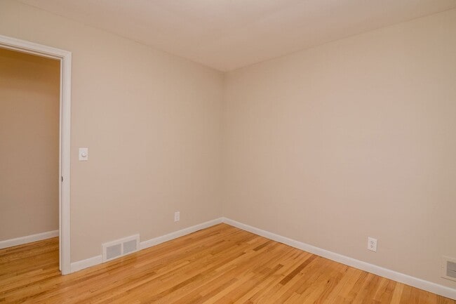 Building Photo - 1427 Woodland Dr