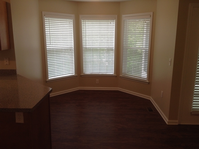 Building Photo - 976 Scottland Dr