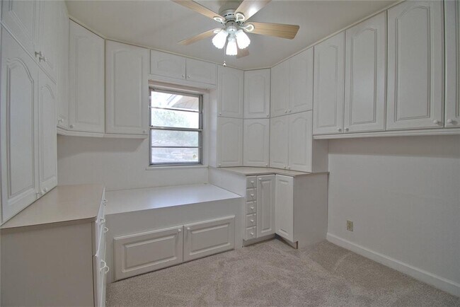 Building Photo - 11907 Oak Trail