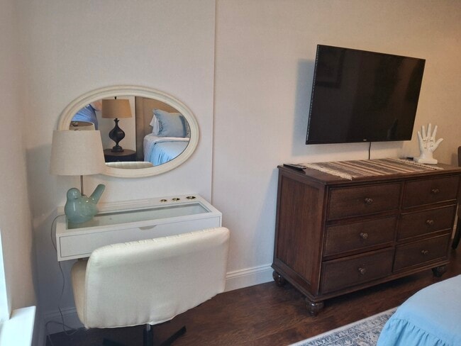 Building Photo - 300 W 5th St