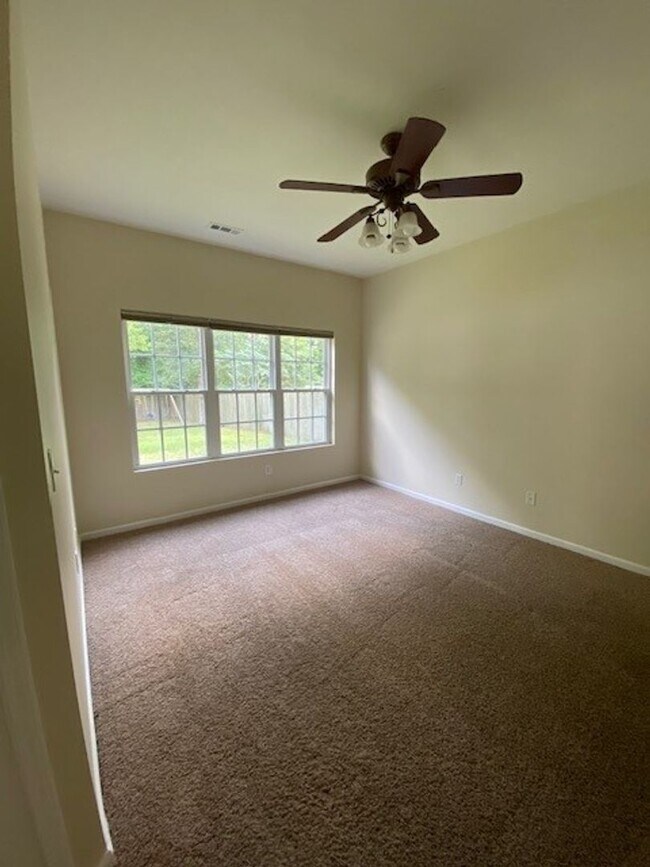 Building Photo - Welcome to this stunning 3-bedroom, 2-bath...