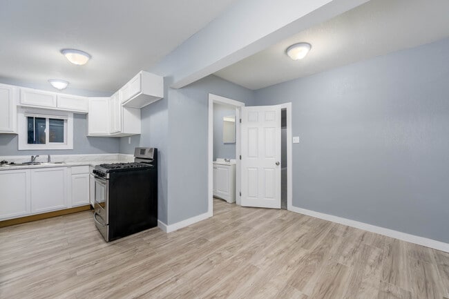 Building Photo - 407 W 6th Ave