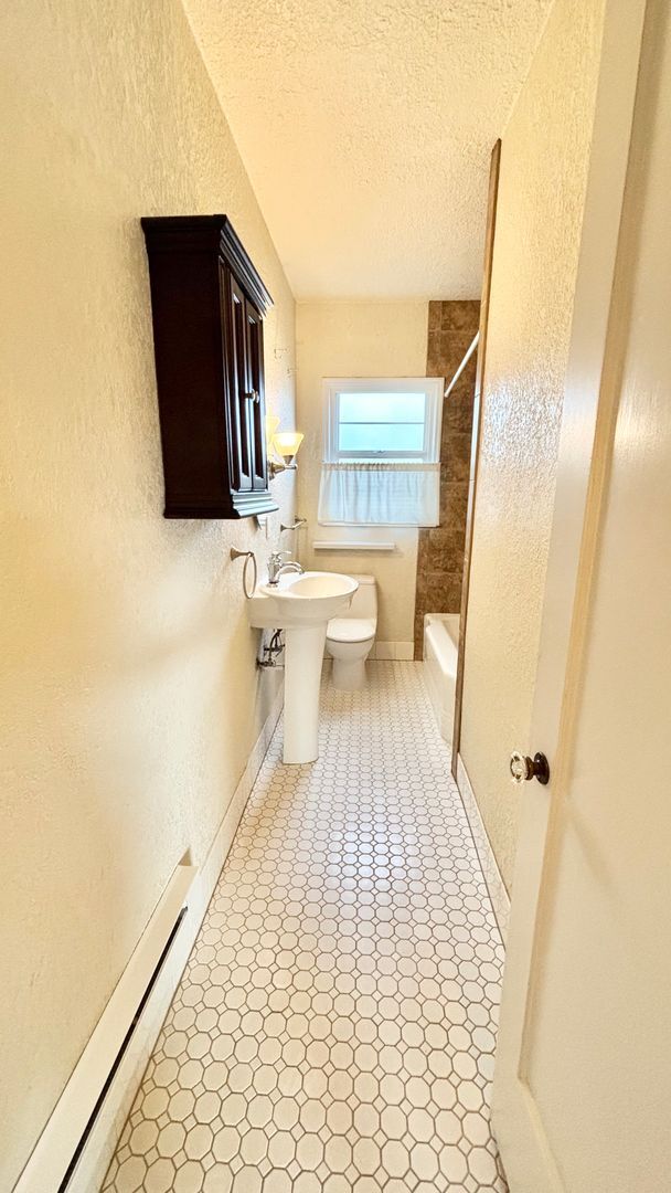 Building Photo - Modern Comfort in the Heart of Hosford Abernethy!