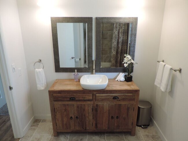 Building Photo - 553 Kumukahi Pl