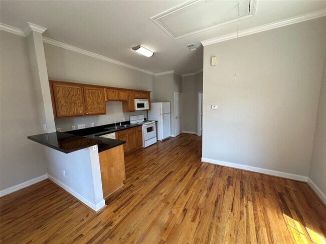 Building Photo - 508 W Clay St