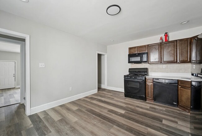 Building Photo - 424 N 64th St