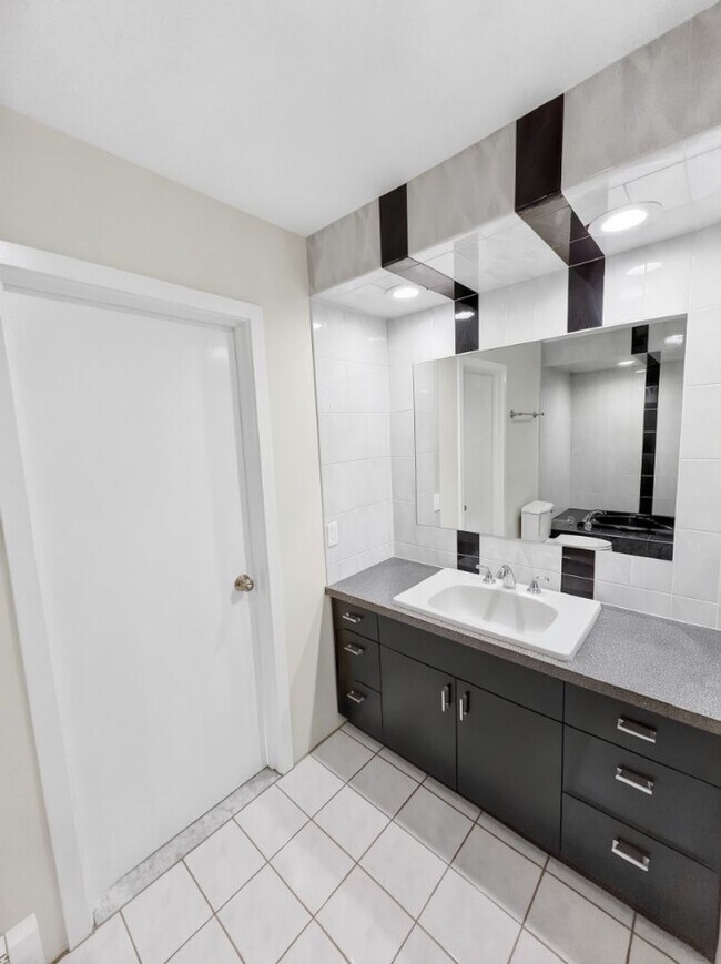 Building Photo - Beautiful Condo In Revere MA!