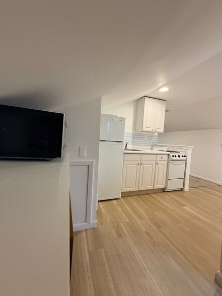 Building Photo - 131 Pine St