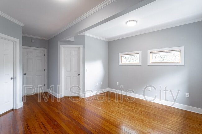 Building Photo - 513 Lytle St