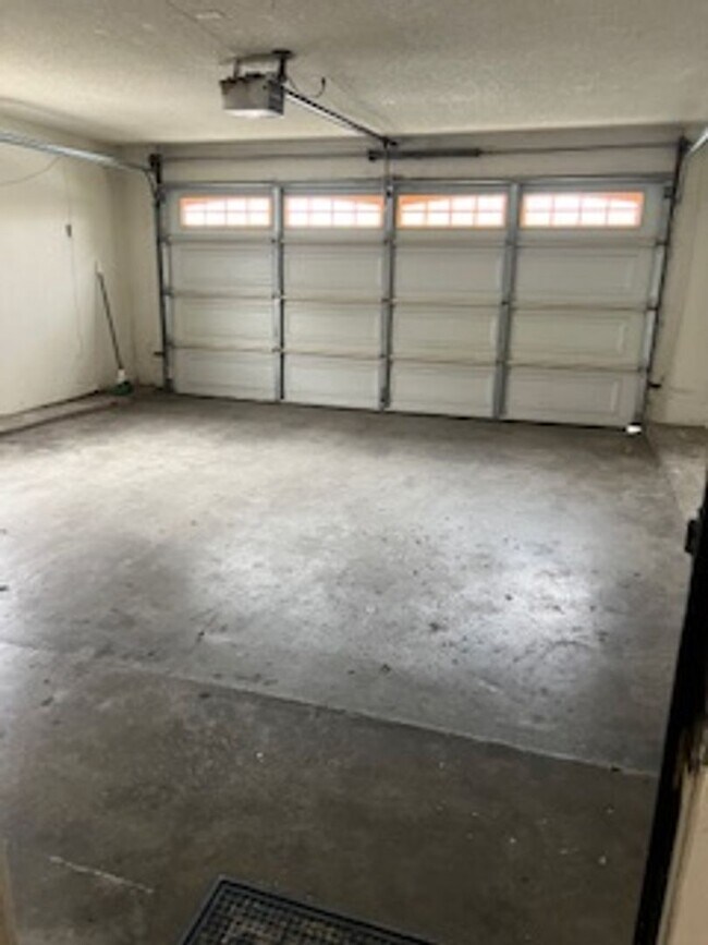 Building Photo - Southwest Bakersfield Home with Pool