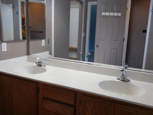 Building Photo - 1325 Williams Cir