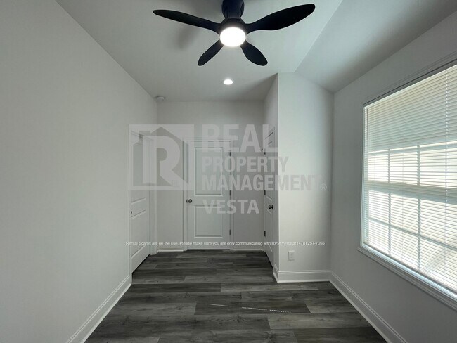 Building Photo - 2349 Berthadale Ave