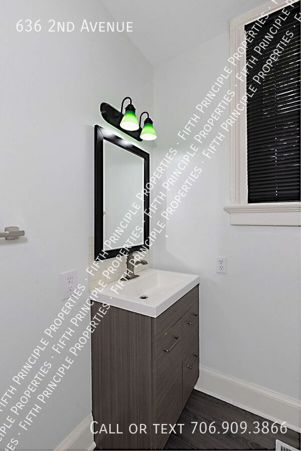 Building Photo - 636 2nd Ave