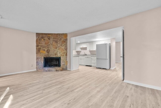 Building Photo - VB Townhouse 3 bedrooms