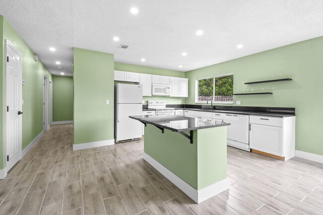 Building Photo - 2079 SE Triumph Rd