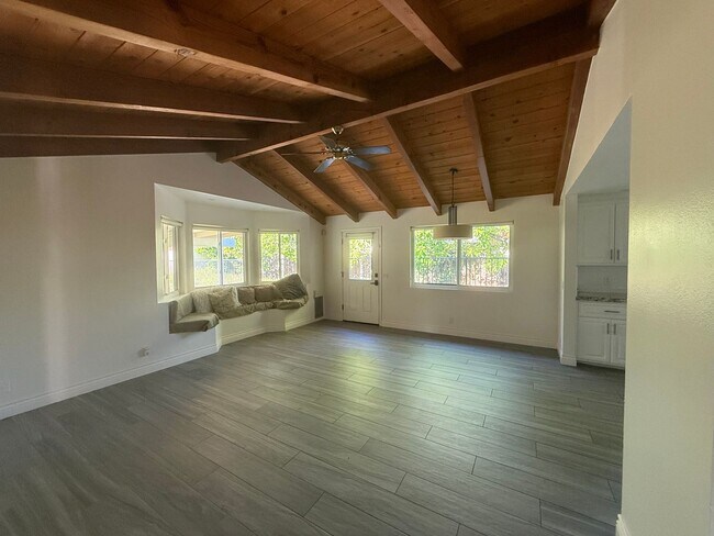 Building Photo - Large 2-story 4 bed, 3 bath on huge lot