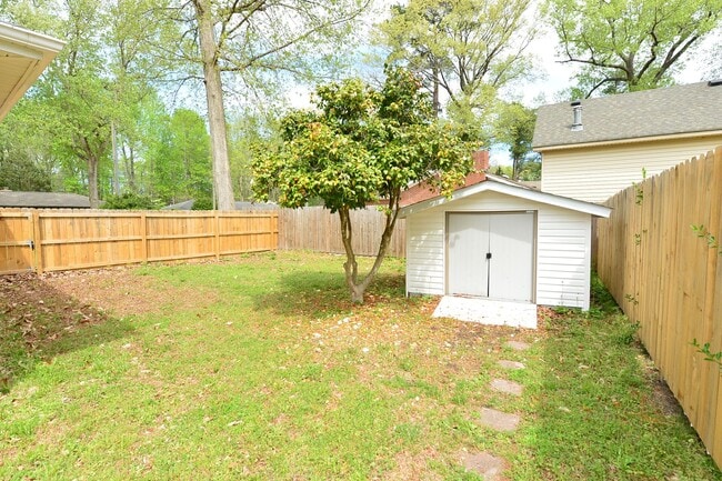 Building Photo - 817 Englewood Dr