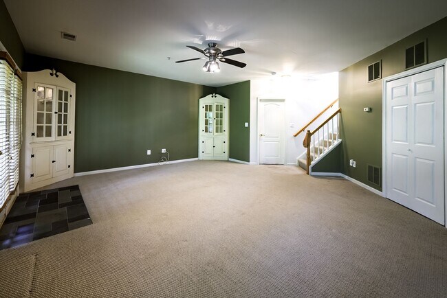 Building Photo - Tower Oaks First-Time Townhome in Rockville is Move-in Ready!