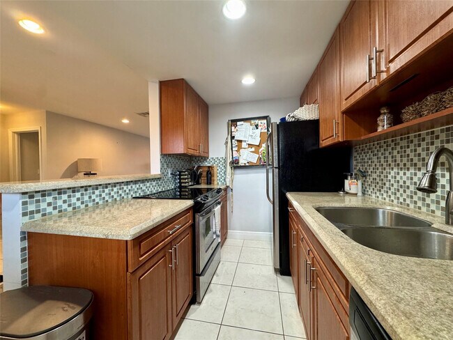 Building Photo - 2801 NE 33rd Ct