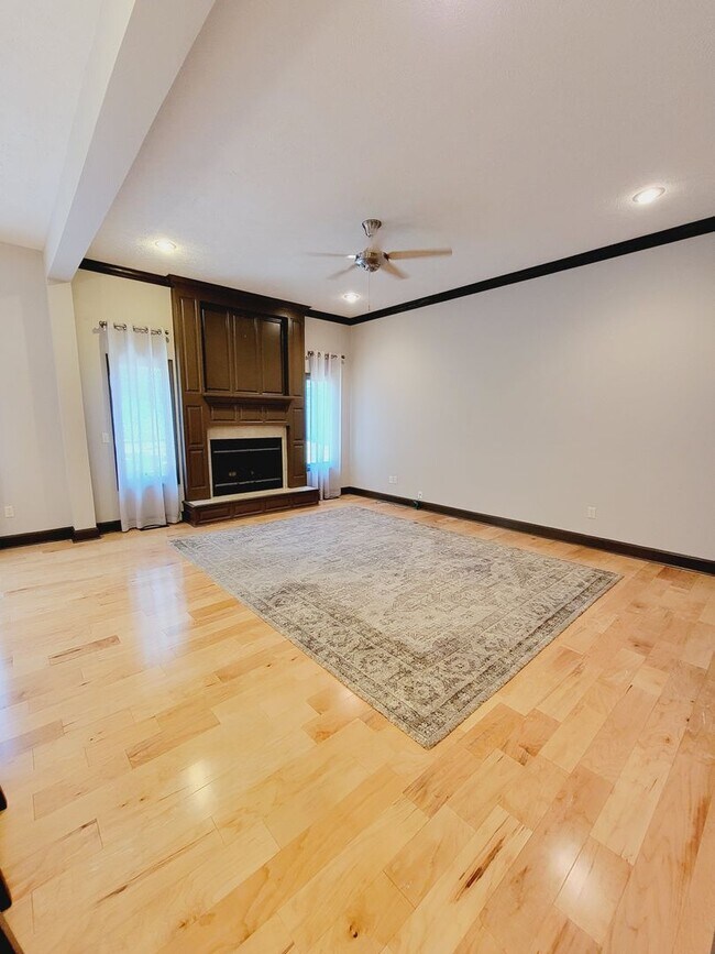 Building Photo - Spacious & Unique in Twin Oaks, Southwest ...