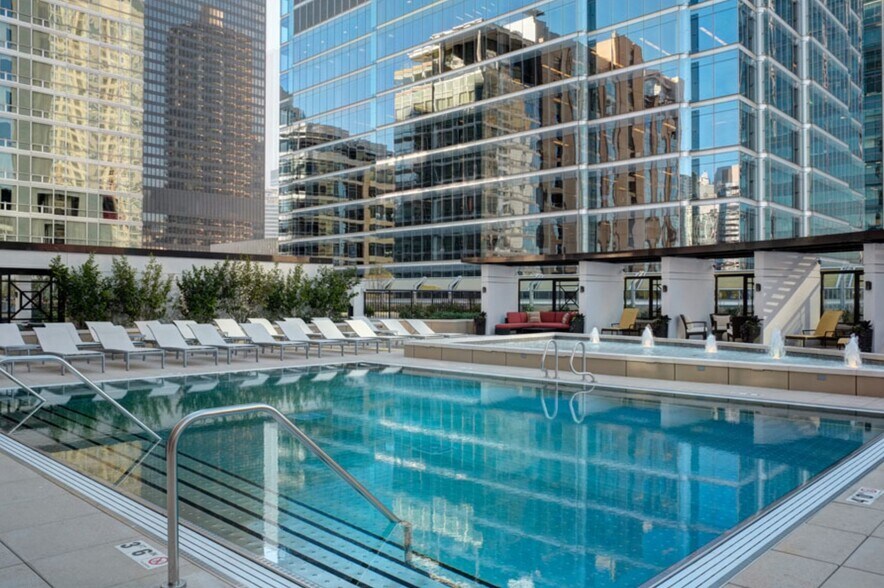 Building Photo - 705 S Clark St