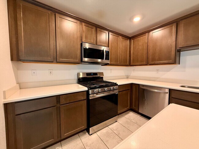 Building Photo - 3 BED 2.5 BATH 2 CAR GARAGE TOWNHOUSE w/ P...
