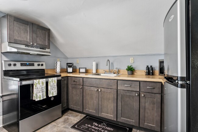 Building Photo - 3426 Kenmore Dr