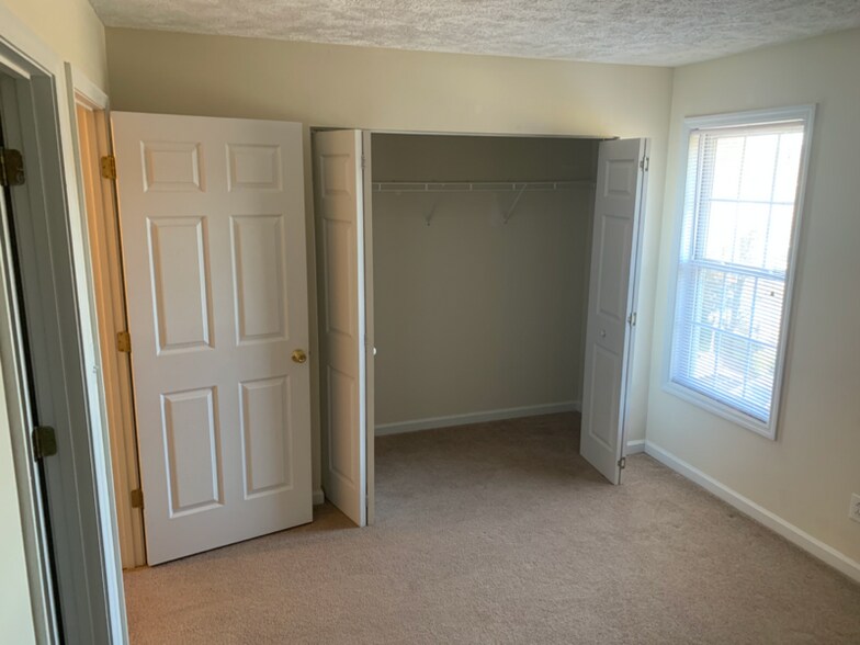 Building Photo - 14 Lake Village Ct