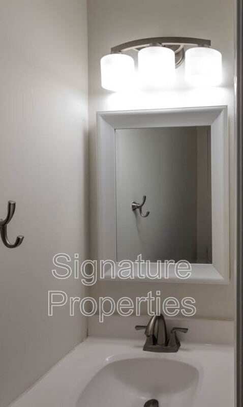 Building Photo - 405 Lakeview Ct