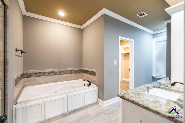 Building Photo - 107 Grand View Ave