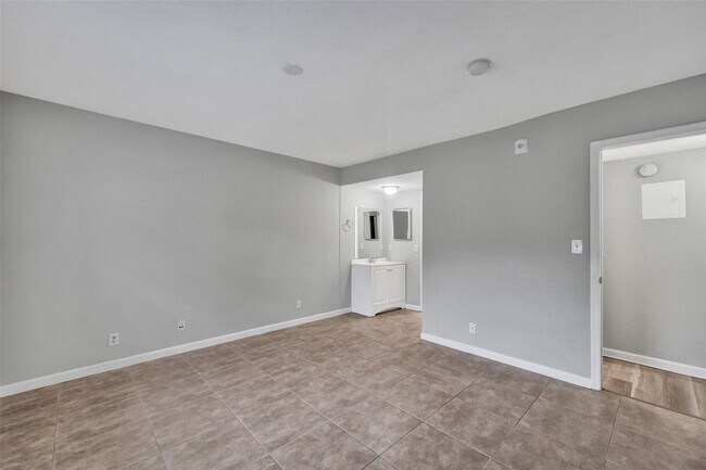 Building Photo - 555 SE 8th St