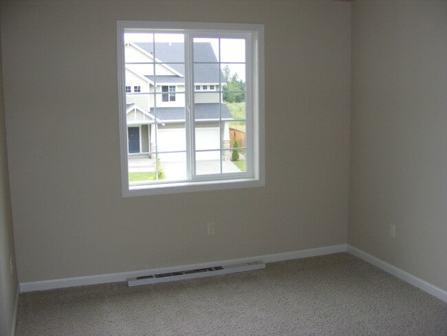 Building Photo - 4 bedroom plus a den in Puyallup