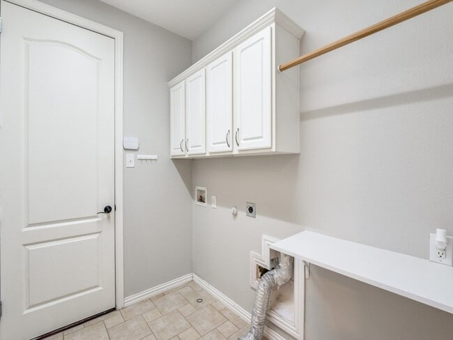 Building Photo - 3250 Woodbine Tr